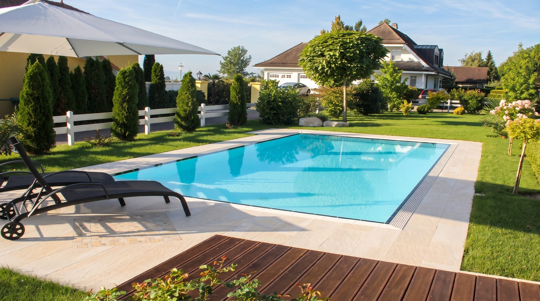 Piscine miroir dans un jardin, Cheserex