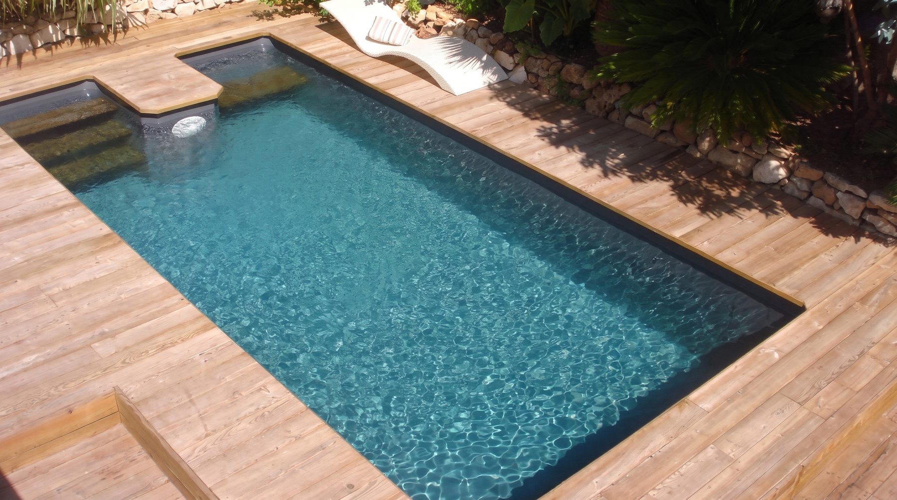 Bassin entouré d’un deck en bois