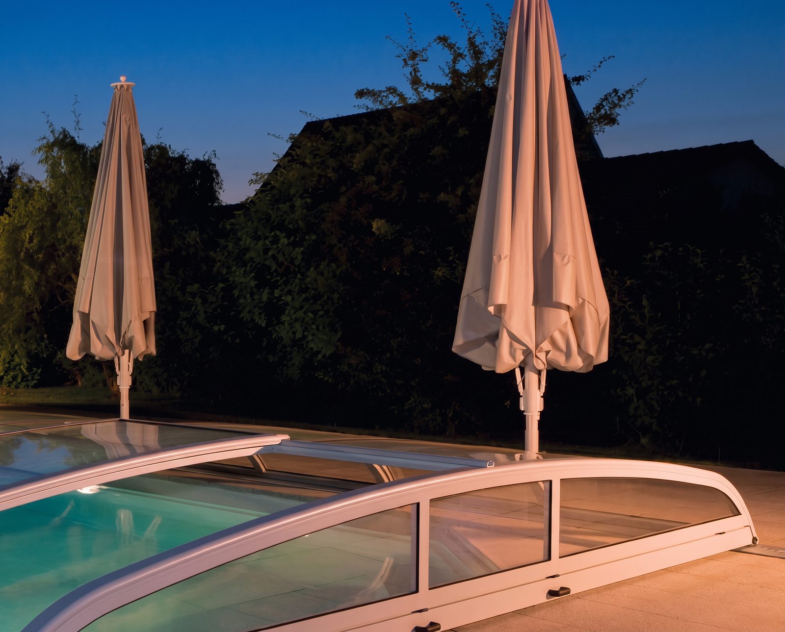 Abri de piscine bas éclairé à la tombée de la nuit